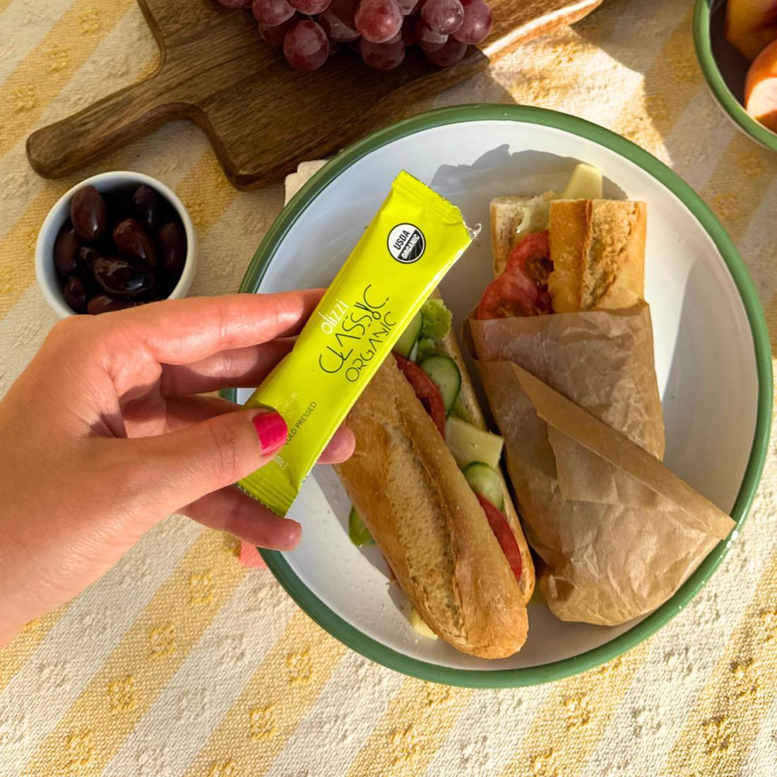 Olizzi Classic Organic Extra Virgin Olive Oil, Cold Pressed Single Use Olive Oil Packets - 4 Units of 25 Packs, 0.34 FL OZ X 100 Unit